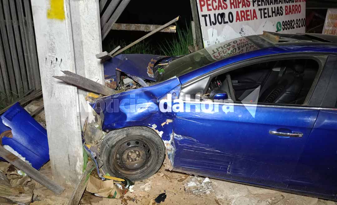 Homem provoca acidente após bater carro e é espancado por populares no bairro Raimundo Melo, em Rio Branco