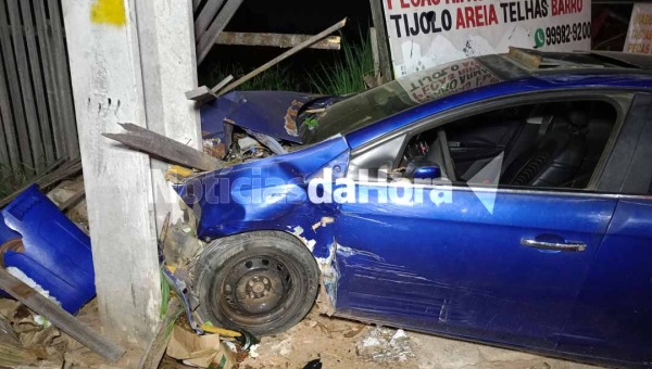 Homem provoca acidente após bater carro e é espancado por populares no bairro Raimundo Melo, em Rio Branco