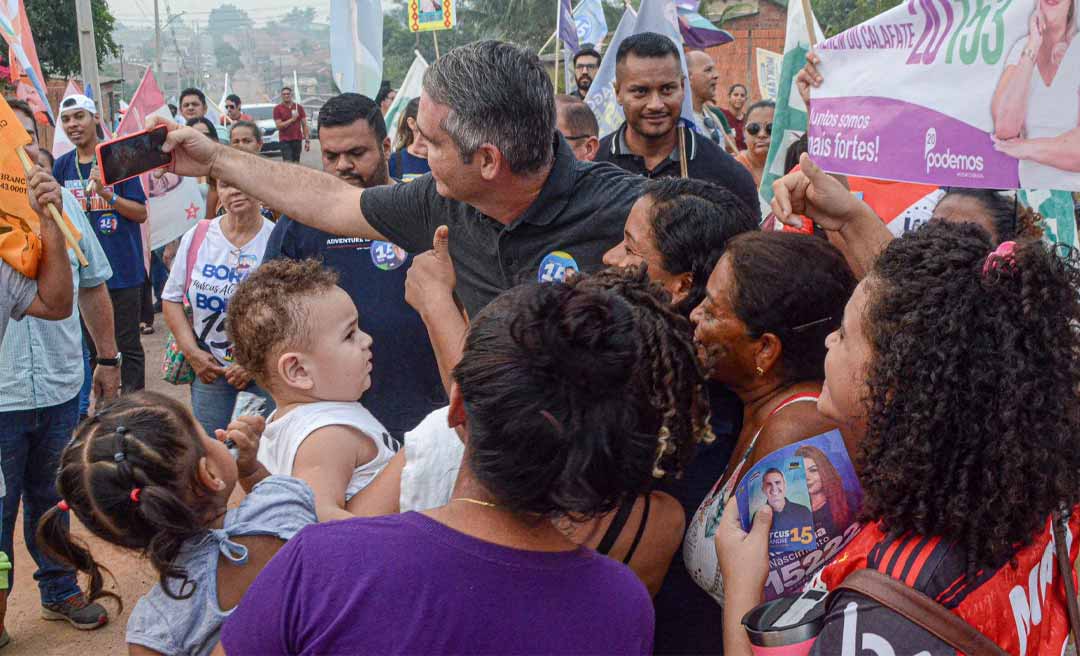 Marcus Alexandre é abraçado por moradores do Calafate durante caminhada