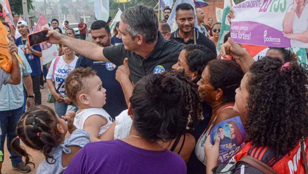 Marcus Alexandre é abraçado por moradores do Calafate durante caminhada