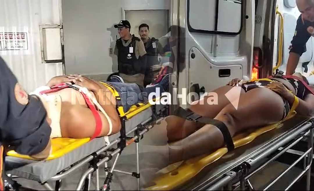 Duas pessoas ficam feridas após motociclista invadir preferência e colidir com carro