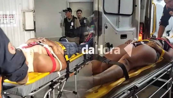 Duas pessoas ficam feridas após motociclista invadir preferência e colidir com carro