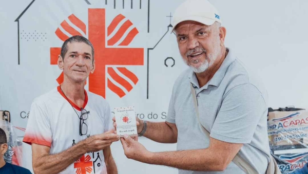 Petecão e Cáritas de Cruzeiro do Sul entregam kits de equipamentos de proteção individual a motoboys