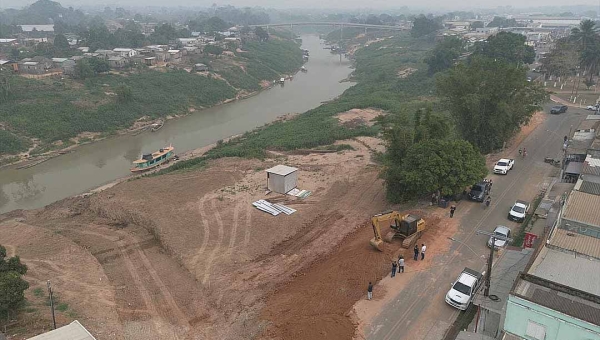 Em Sena Madureira, Deracre vistoria obras na estrada Mário Lobão e construção de rampa e pavimentação na reserva Cazumbá-Iracema