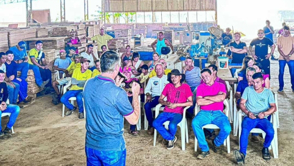 Marcus Alexandre assina compromisso com empresários do setor madeireiro de Rio Branco