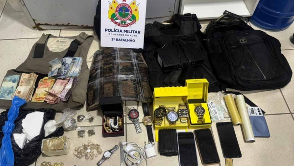 Polícia Militar apreende drogas e coletes balísticos na parte alta da cidade