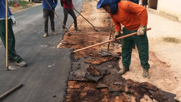 Secretário reconhece problema na estrada do bairro Ipepaconha, mas diz que serviços ainda estão em andamento