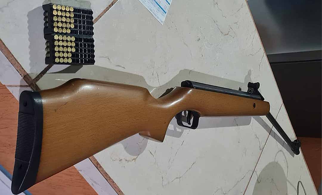 Homem suspeito de tráfico é preso portando rifle modificado e munições