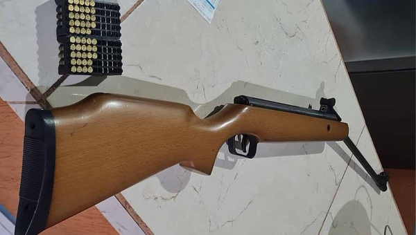 Homem suspeito de tráfico é preso portando rifle modificado e munições