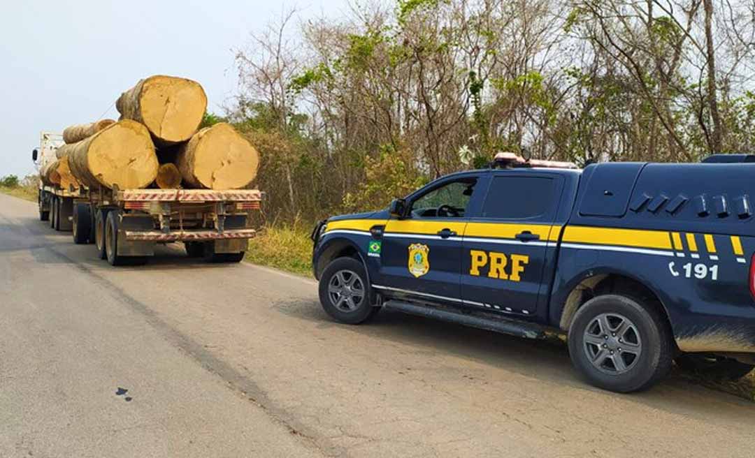 Crime ambiental: PRF flagra caminhão transportando madeira irregular no Acre