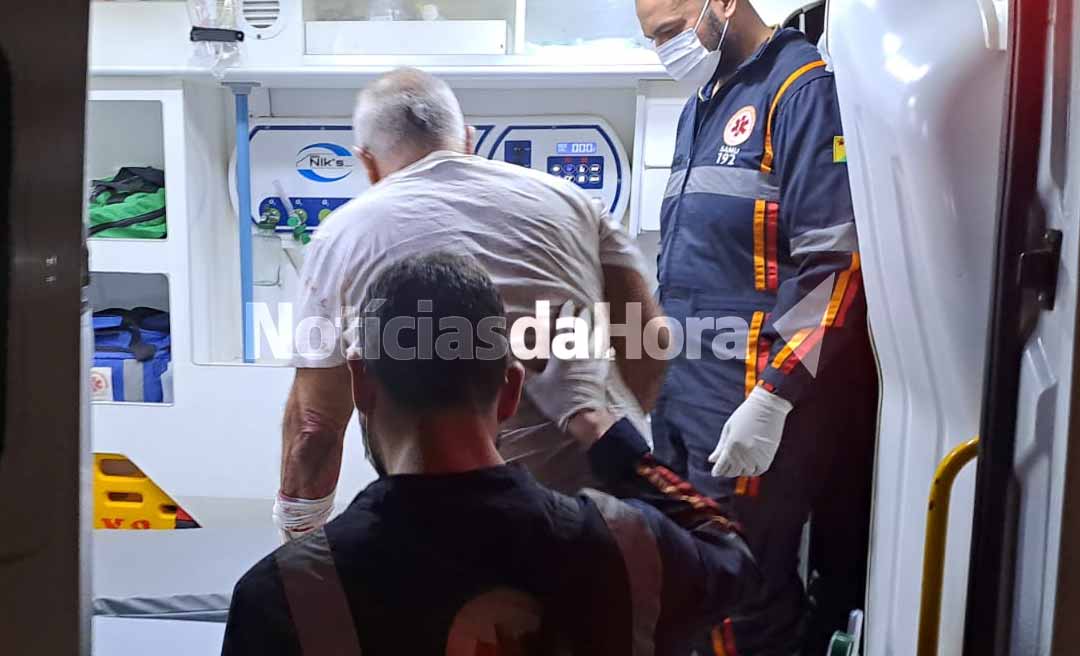 Idoso é brutalmente agredido com ripada após reclamar de crianças que jogam futebol em frente à sua residência