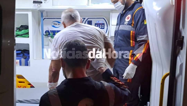 Idoso é brutalmente agredido com ripada após reclamar de crianças que jogam futebol em frente à sua residência