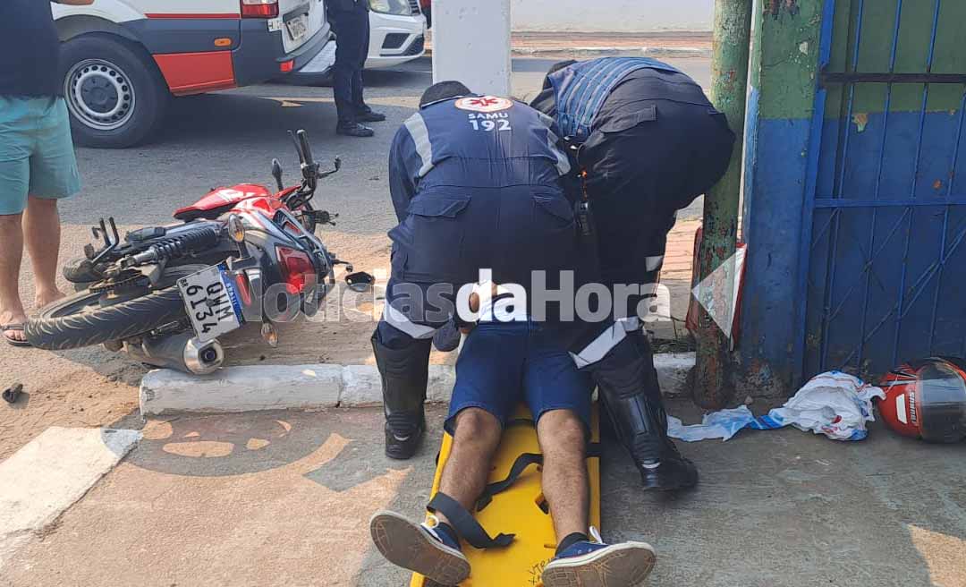 Motociclista vai ultrapassar pela direita, acaba colhido por veículo, perde o controle e bate violentamente contra poste