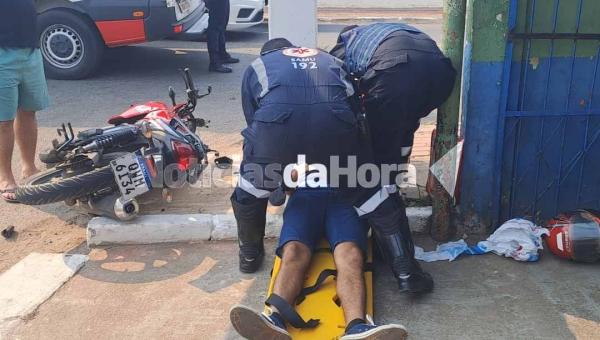 Motociclista vai ultrapassar pela direita, acaba colhido por veículo, perde o controle e bate violentamente contra poste