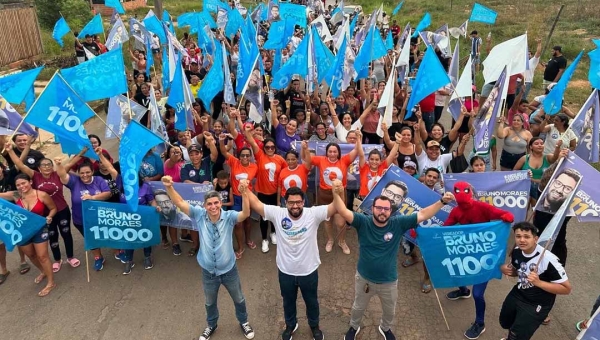 Bruno Moraes realiza caminhada na Cidade do Povo e é abraçado pela população