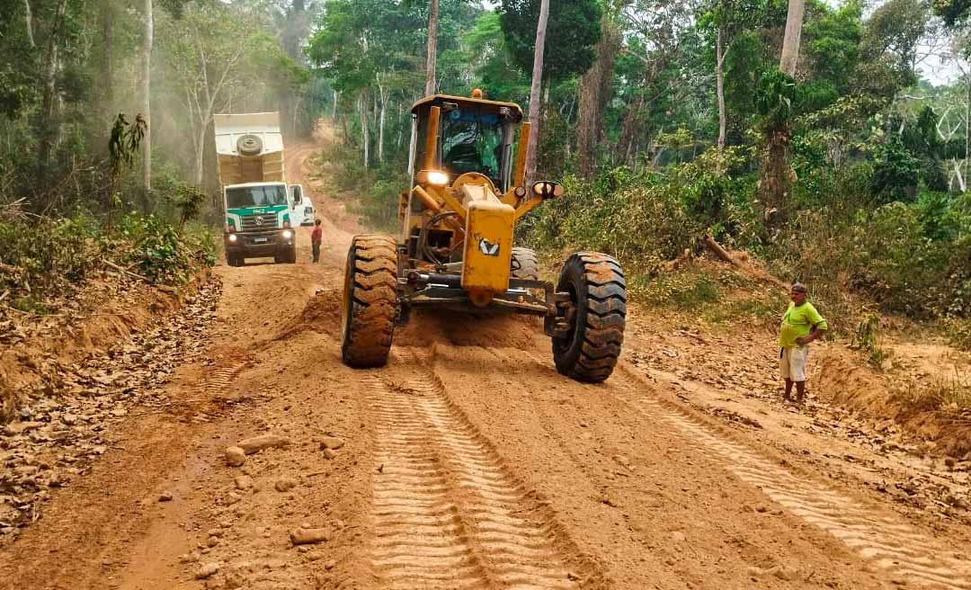 Prefeitura do municipio de Brasiléia realiza piçarramento no ramal do quilômetro 59