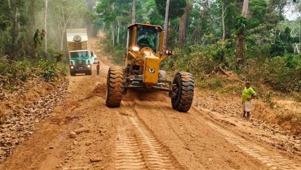 Prefeitura do municipio de Brasiléia realiza piçarramento no ramal do quilômetro 59