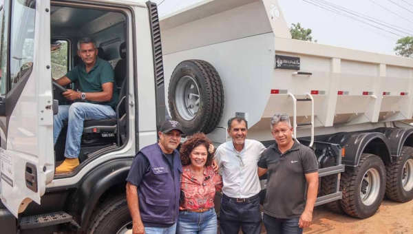 Perpétua entrega mais de R$ 2 milhões em equipamentos para produtores de Porto Acre