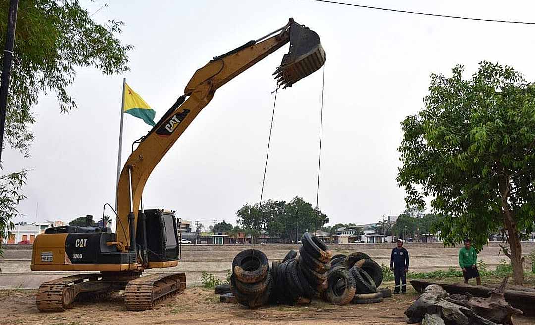 Em dois dias, Deracre retirou 600 pneus do rio Acre na capital em operação de limpeza