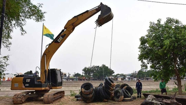 Em dois dias, Deracre retirou 600 pneus do rio Acre na capital em operação de limpeza