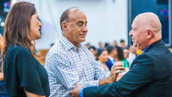 Bocalom participa de culto especial na Assembléia de Deus: “Ele tem dedicação e compromisso com os valores cristãos”