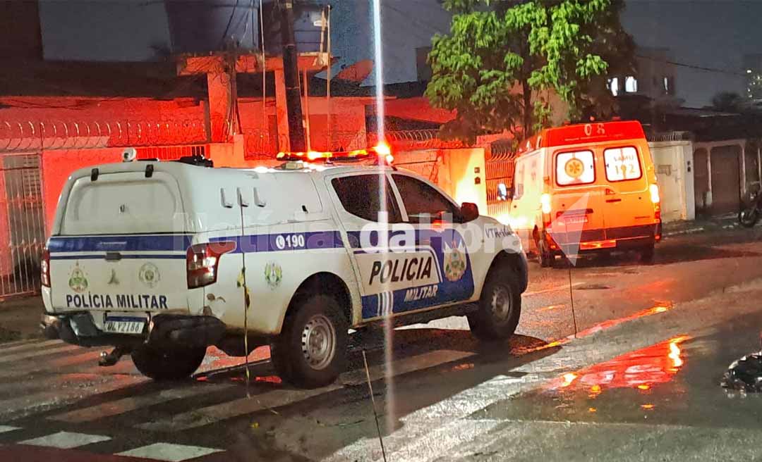 Jovem de 18 anos rouba ambulância do Samu e colide em árvore em bairro residencial