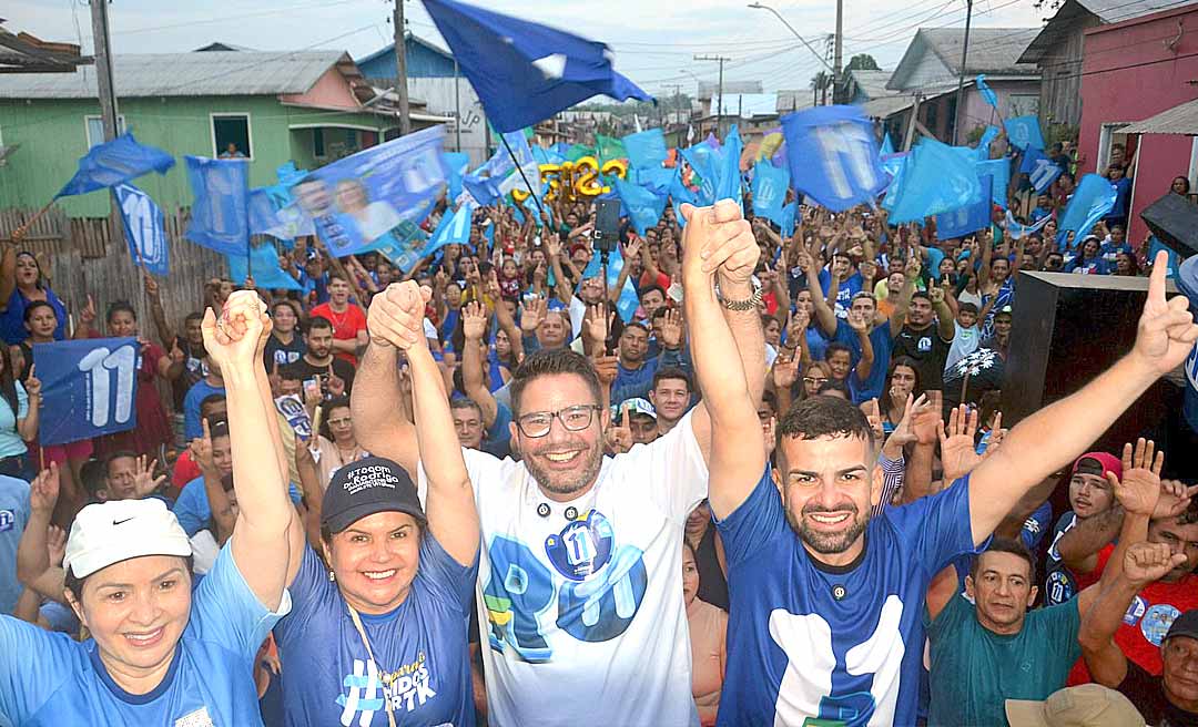 Abraçados por Gladson e Socorro Neri, Rodrigo e Marilete arrastam multidão no bairro da Praia, em Tarauacá