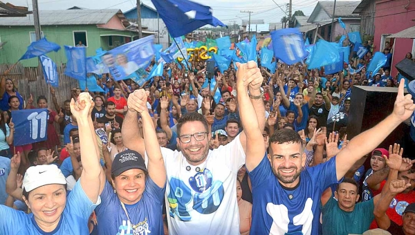 Abraçados por Gladson e Socorro Neri, Rodrigo e Marilete arrastam multidão no bairro da Praia, em Tarauacá