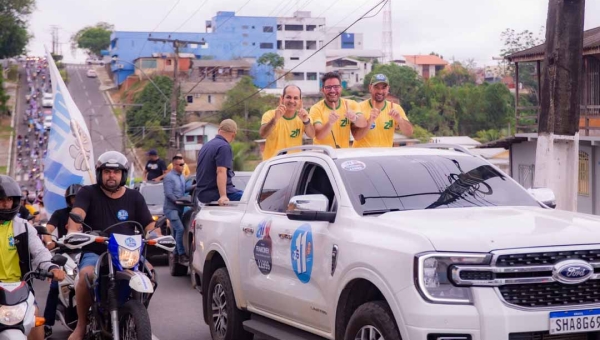 Ao lado de Gladson, Zequinha conduz megacarreata em Cruzeiro do Sul no dia do aniversário de 120 anos da cidade