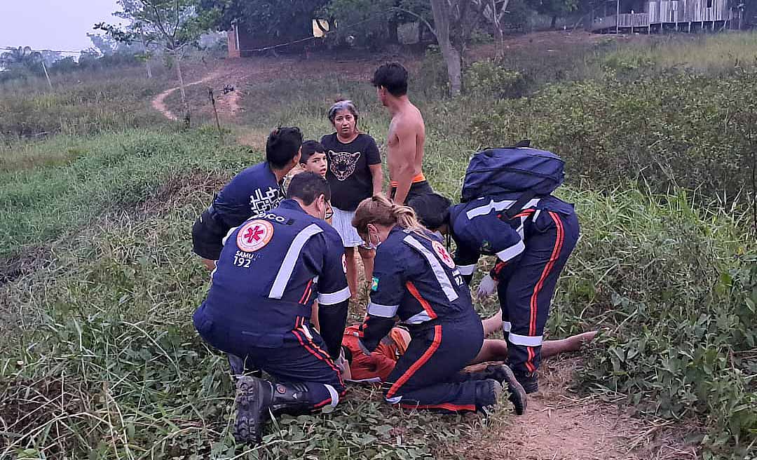 Motociclista com filho na garupa cai em barranco e fica desacordado após sair de festa entre familiares