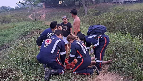 Motociclista com filho na garupa cai em barranco e fica desacordado após sair de festa entre familiares