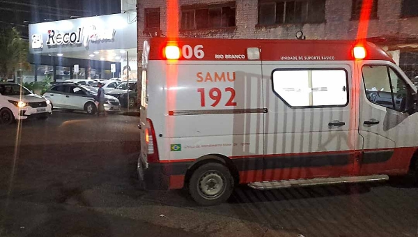 Em Rio Branco, motorista invade avenida, colide contra motociclista e foge sem prestar socorro