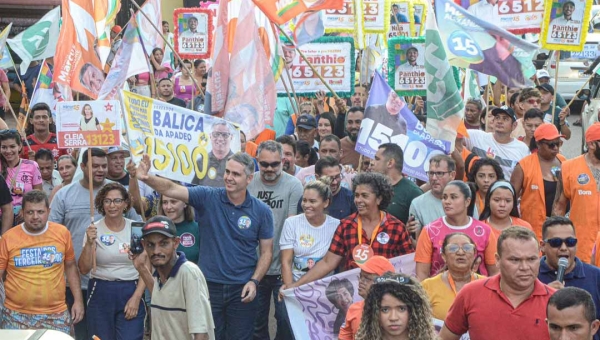 Marcus Alexandre intensifica agendas de rua nesta reta final e faz caminhada no comércio da Baixada