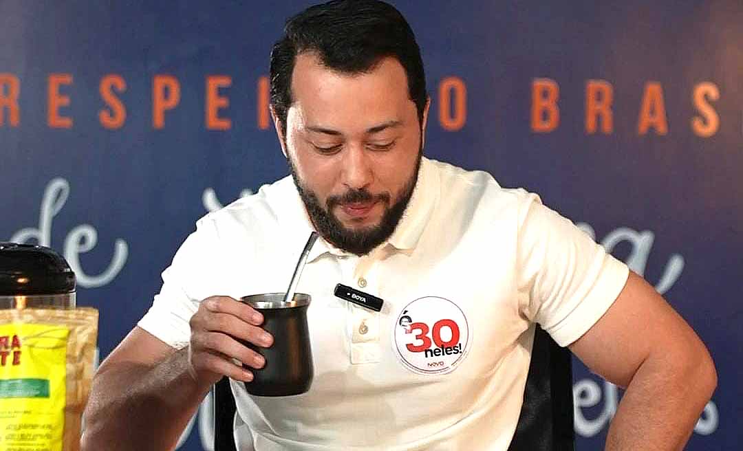 Fora do debate da TV Acre, Jarude faz live tomando tereré e discute plano de governo com internautas