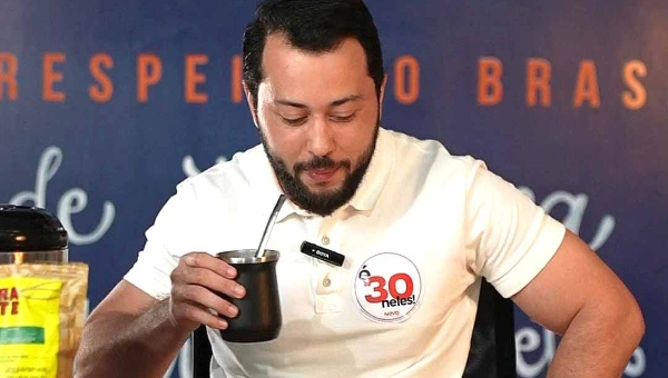 Fora do debate da TV Acre, Jarude faz live tomando tereré e discute plano de governo com internautas