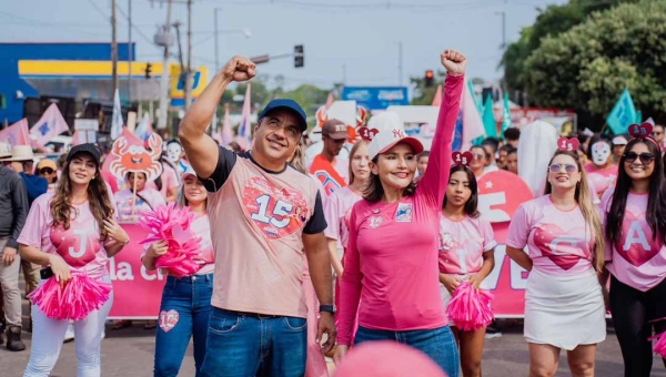 Jéssica Sales fecha atividades de campanha liderando multidão em caminhada no centro de Cruzeiro do Sul