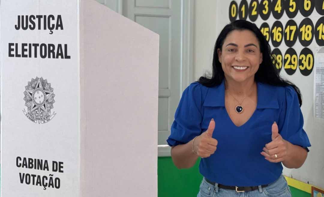 No Quinari, prefeita Rosana Gomes vota acompanhada da família