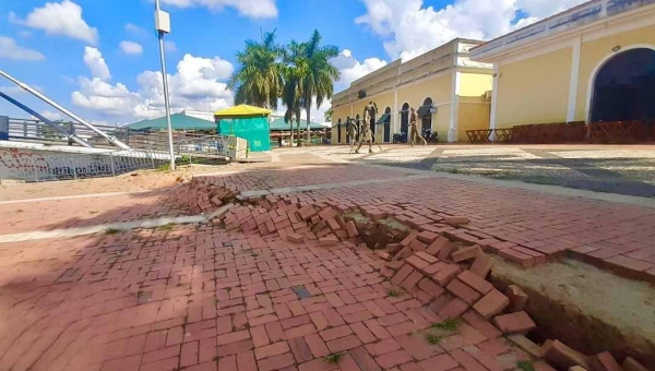 Calçadão do Novo Mercado Velho, em Rio Branco, será interditado devido a desbarrancamento