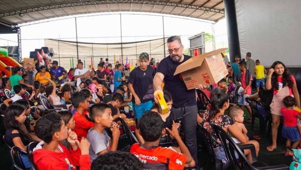 No Dia das Crianças, projeto “Cinema sobre Rodas”, idealizado pelo senador Alan Rick, leva magia e sorrisos para as crianças da regional Calafate