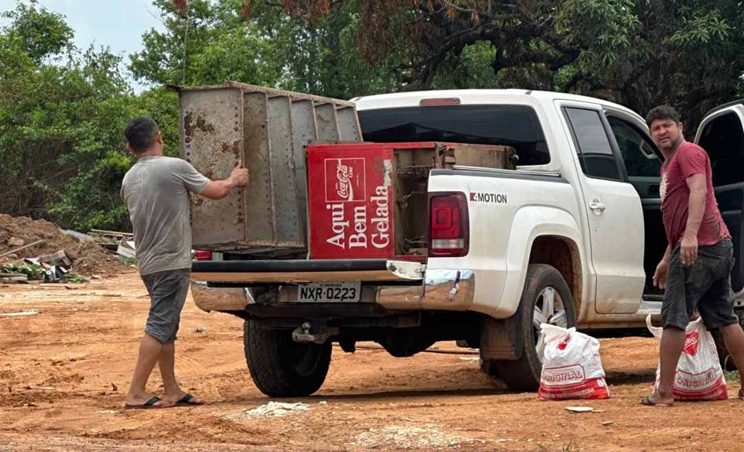 Homens são flagrados descartando freezer e estante de ferro em rua ao lado do parque exposições em Rio Branco