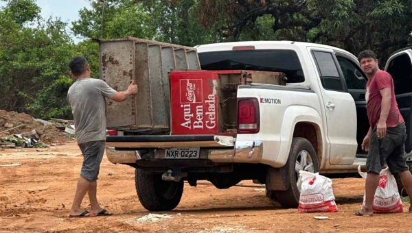 Homens são flagrados descartando freezer e estante de ferro em rua ao lado do parque exposições em Rio Branco