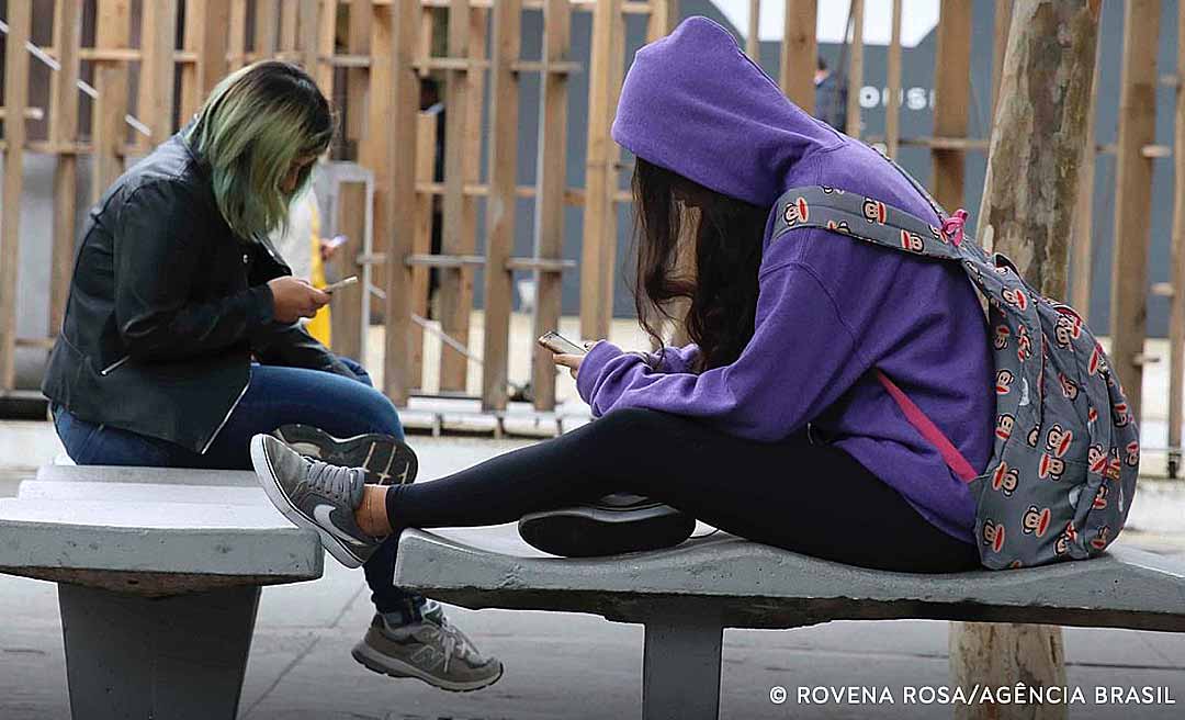 Celular em sala de aula desafia dia a dia de professores, dizem pesquisadores