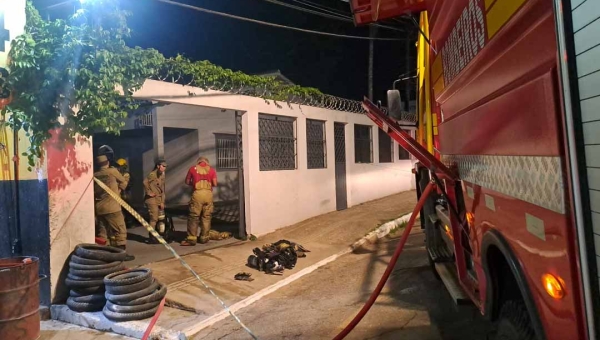 Em Rio Branco, Rádio Capital pega fogo após curto-circuito em uma das salas da emissora