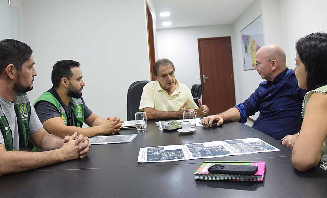 Bestene apresenta a Gerlen Diniz plano de expansão da rede de água de Sena Madureira