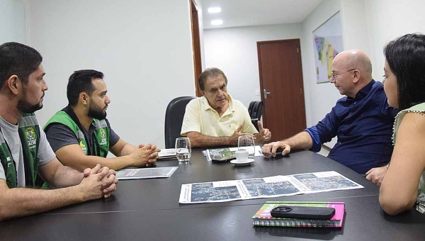 Bestene apresenta a Gerlen Diniz plano de expansão da rede de água de Sena Madureira