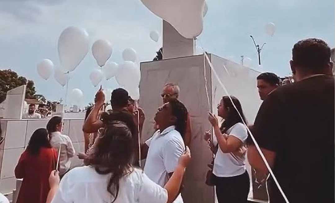 Corpo do fotógrafo Marcos Vicentti, o "Marcão", é sepultado sob forte comoção; amigos prestam homenagem com balões brancos