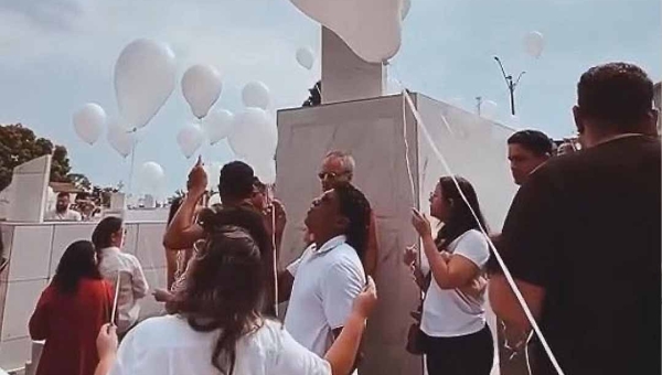 Corpo do fotógrafo Marcos Vicentti, o "Marcão", é sepultado sob forte comoção; amigos prestam homenagem com balões brancos