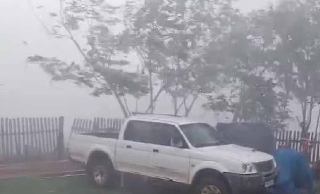 Temporal com chuva de granizo assusta moradores de Brasiléia na manhã deste sábado