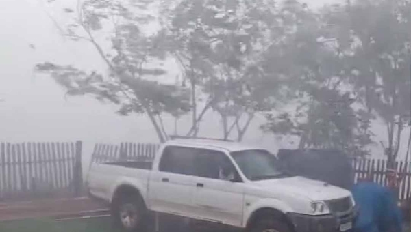 Temporal com chuva de granizo assusta moradores de Brasiléia na manhã deste sábado