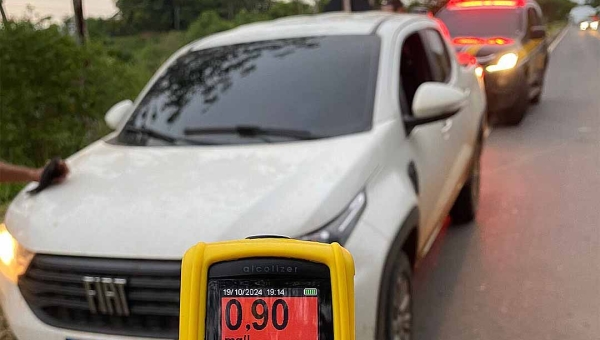 Motorista é detido por embriaguez ao volante após ser flagrado pela PRF em ultrapassagem proibida na BR-317